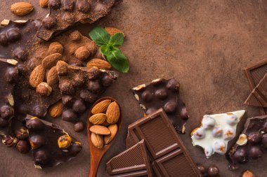 Fındıklı, naneli ve arkaplanda bademli çikolata. Tatlı yemek. 