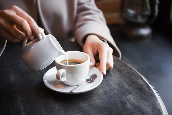 Femme Dans Café Verse Crème Lait Dans Une Tasse Café — Photo