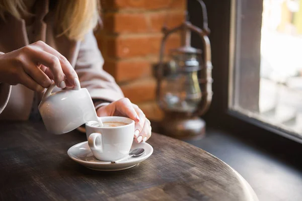 Een Vrouw Een Café Giet Melk Een Koffiekopje Zakenvrouw Levensstijl — Stockfoto