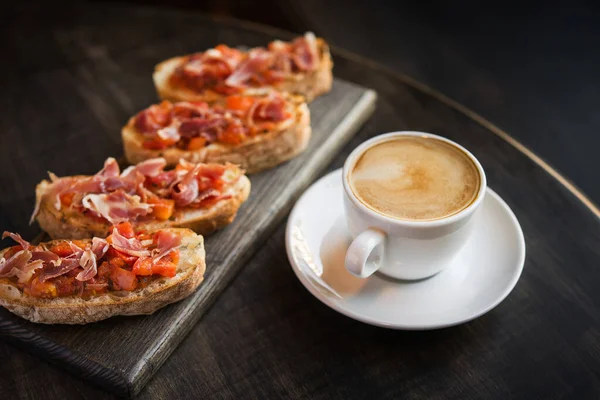 Heiße Kaffeetasse Mit Tomate Und Prosciutto Bruschetta Auf Einem Cafétisch — Stockfoto