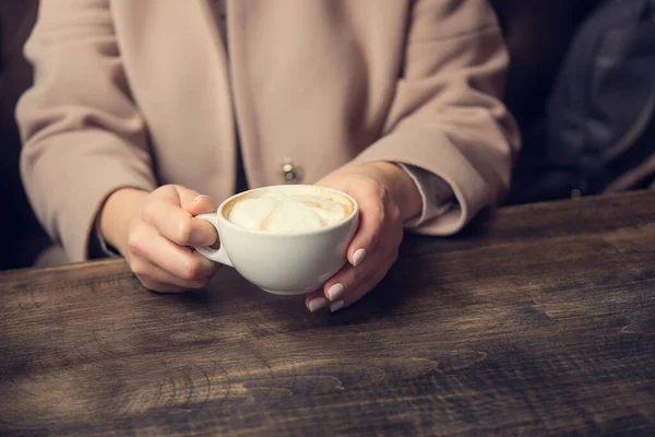 Mulher Com Xícara Café Branco Uma Mesa Estilo Vida Senhora — Fotografia de Stock