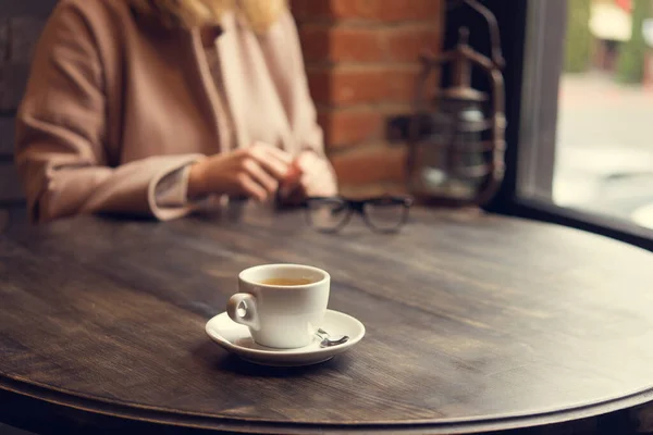 Mulher Com Xícara Café Branco Uma Mesa Estilo Vida Senhora — Fotografia de Stock