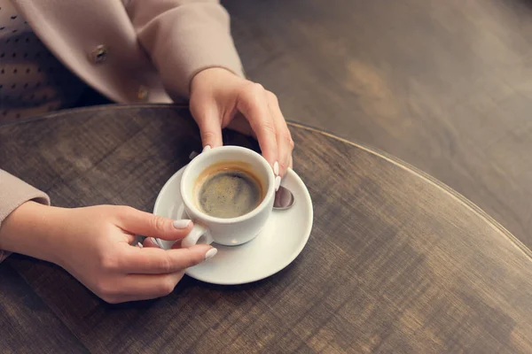 Vrouw Met Witte Koffiekop Een Tafel Levensstijl Van Zakenvrouw Ontbijt — Stockfoto