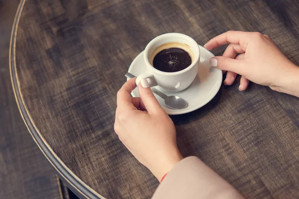 Vrouw Met Witte Koffiekop Een Tafel Levensstijl Van Zakenvrouw Ontbijt — Stockfoto