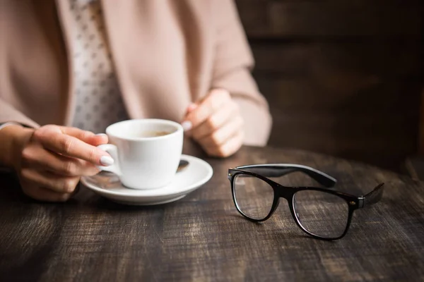 Mujer Con Taza Café Blanco Una Mesa Estilo Vida Mujer —  Fotos de Stock