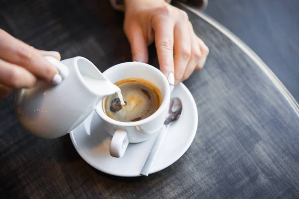 Femme Dans Café Verse Crème Lait Dans Une Tasse Café — Photo