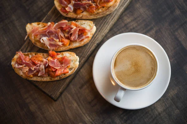 Heiße Kaffeetasse Mit Tomate Und Prosciutto Bruschetta Auf Einem Cafétisch — Stockfoto