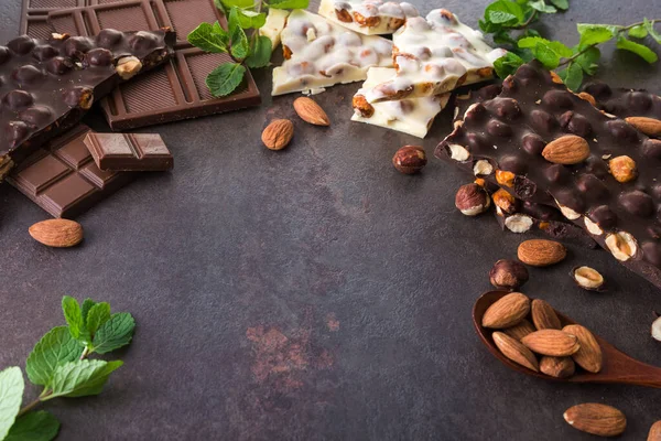 Coklat Batangan Lezat Dengan Kacang Mint Segar Dan Almond Pada — Stok Foto