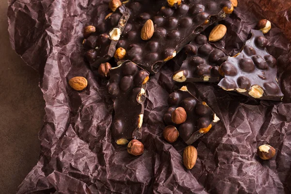 Coklat Hitam Dengan Kacang Kacangan Dan Kacang Almond — Stok Foto