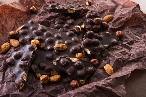 Barretta Cioccolato Nero Con Noci Mandorle — Foto Stock