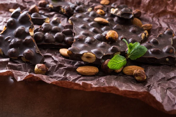 Coklat Batangan Lezat Dengan Kacang Mint Segar Dan Almond Pada — Stok Foto