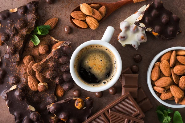 Coklat Manis Lezat Dengan Kacang Dan Almond Cangkir Kopi Atas — Stok Foto