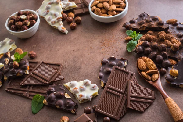 Coklat Batangan Lezat Dengan Kacang Mint Segar Dan Almond Pada — Stok Foto