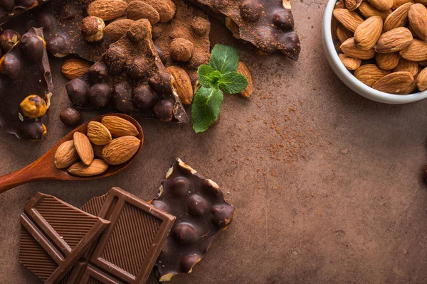 Coklat Batangan Lezat Dengan Kacang Mint Segar Dan Almond Pada — Stok Foto