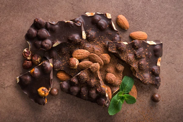 Coklat Batangan Lezat Dengan Kacang Mint Segar Dan Almond Pada — Stok Foto