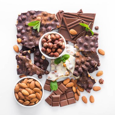 Fındıklı çikolata, taze nane ve beyaz arka planda izole edilmiş badem.