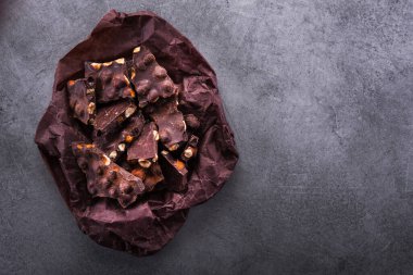 Taş bir masanın üstünde siyah çikolata, üst manzara.