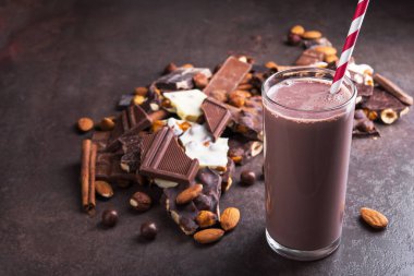 Taş masada çikolatalı çikolatalı kakao içeceği.