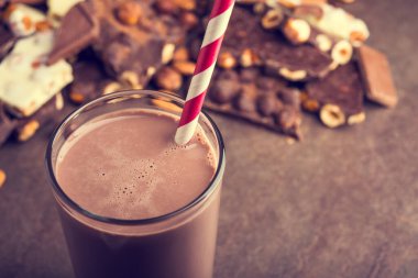 Taş masada çikolatalı çikolatalı kakao içeceği.