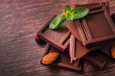 Tahta bir masada fındıklı çikolata yığını.