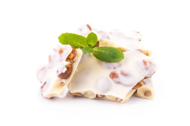 Beyaz arka planda fındıklı sütlü çikolata.