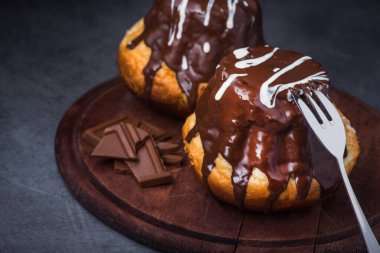 Lezzetli çikolatalı kek siyah bir masada.