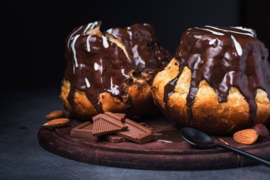 Çikolotalı çörekler ve fındıklar.