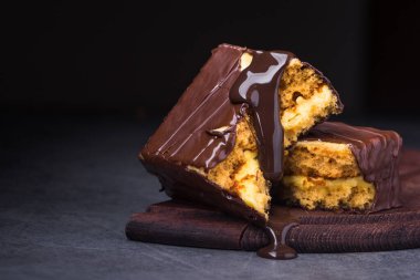 Lezzetli çikolatalı kek siyah bir masada.