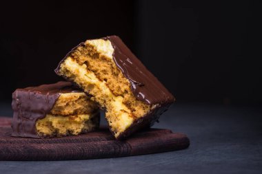 Lezzetli çikolatalı kek siyah bir masada.