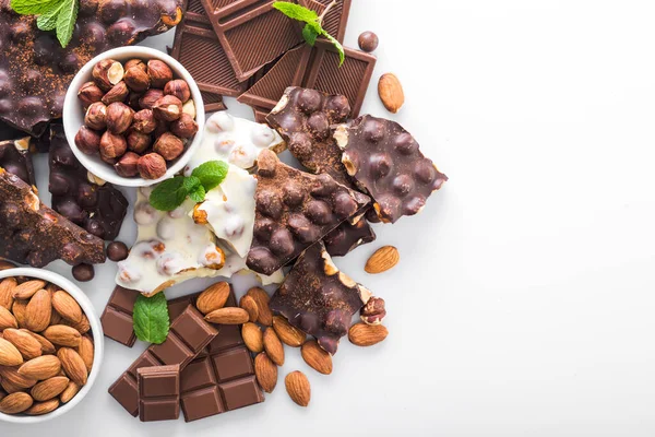 Coklat Batangan Lezat Dengan Kacang Mint Segar Dan Almond Diisolasi — Stok Foto