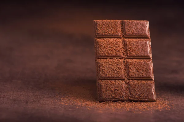 Barras Chocolate Doces Com Cocao Uma Mesa — Fotografia de Stock