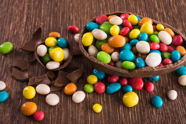 Postre Pascua Sabroso Huevo Chocolate Con Dragee Caramelo Color Mesa —  Fotos de Stock