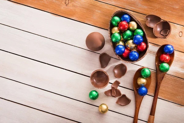 Velikonoční Dezert Chutné Čokoládové Vejce Barevným Sladkým Dragee Dřevěném Stole — Stock fotografie