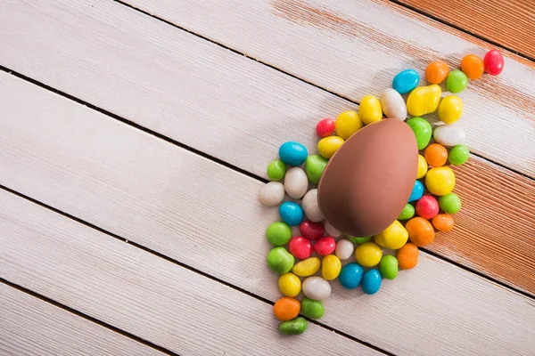 Velikonoční Dezert Chutné Čokoládové Vejce Barevným Sladkým Dragee Dřevěném Stole — Stock fotografie