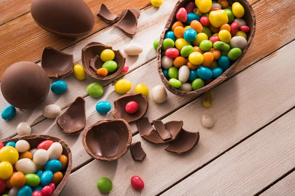 Postre Pascua Sabroso Huevo Chocolate Con Dragee Caramelo Color Mesa — Foto de Stock