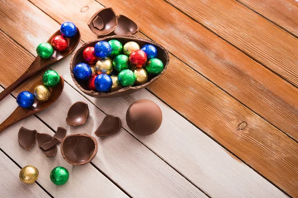 Postre Pascua Sabroso Huevo Chocolate Con Dragee Caramelo Color Mesa — Foto de Stock