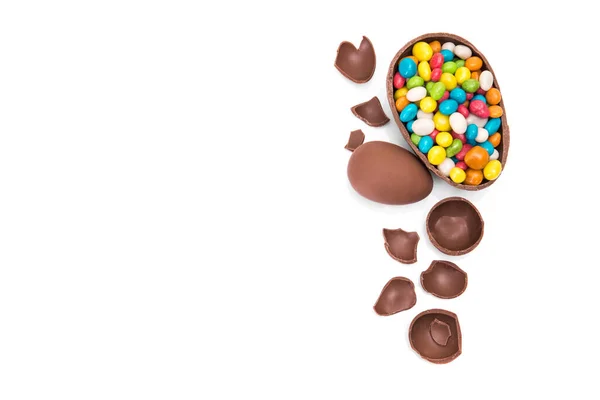 Huevo Chocolate Pascua Con Caramelos Colores Aislados Sobre Fondo Blanco —  Fotos de Stock