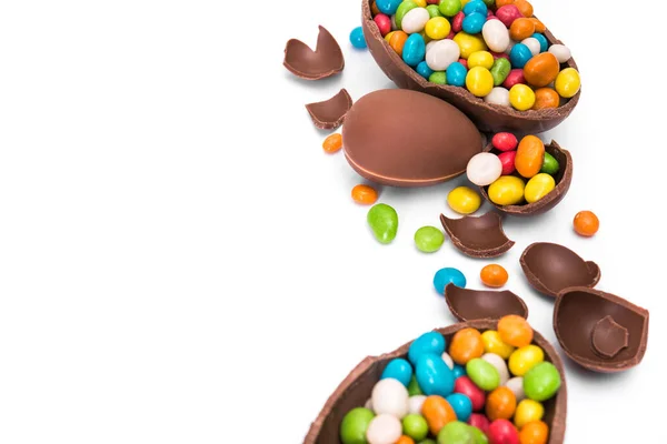 Huevo Chocolate Pascua Con Caramelos Colores Aislados Sobre Fondo Blanco —  Fotos de Stock