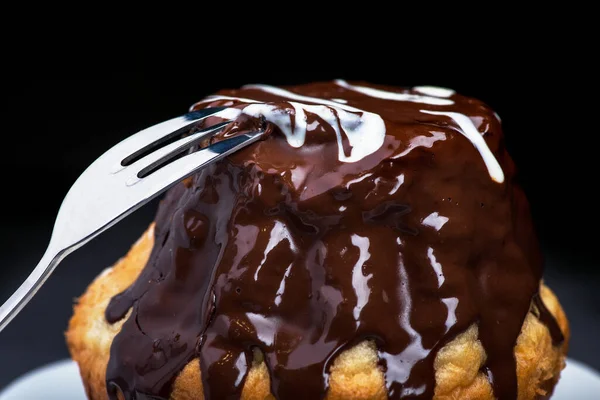 Finom Csokoládés Süti Egy Fekete Asztalon — Stock Fotó