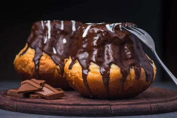 Gustoso Cupcake Cioccolato Tavolo Nero — Foto Stock