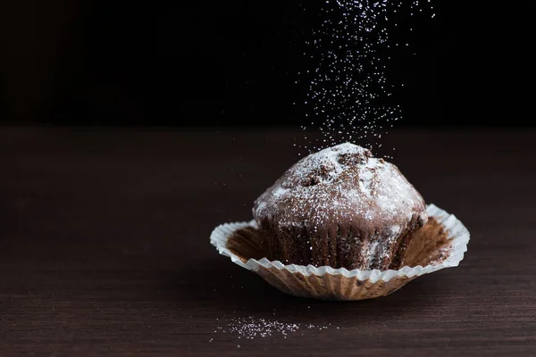 Dolce Cupcake Cioccolato Con Polvere Mosca Bakground Scuro — Foto Stock