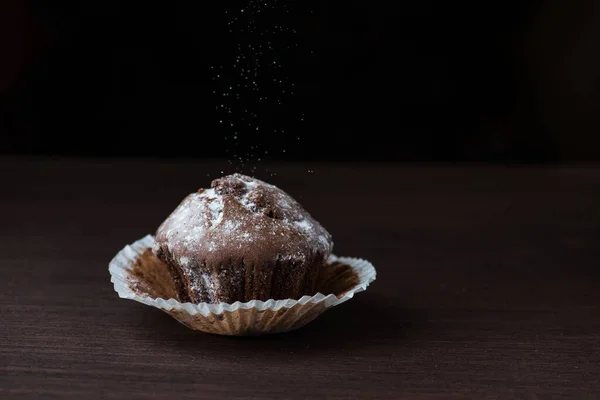 Dolce Cupcake Cioccolato Con Polvere Mosca Bakground Scuro — Foto Stock
