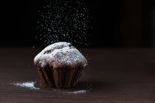 Dolce Cupcake Cioccolato Con Polvere Mosca Bakground Scuro — Foto Stock