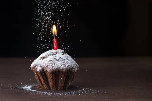 Desszert Csokoládé Torta Születésnapja Egy Piros Gyertya Légy Por Fekete — Stock Fotó