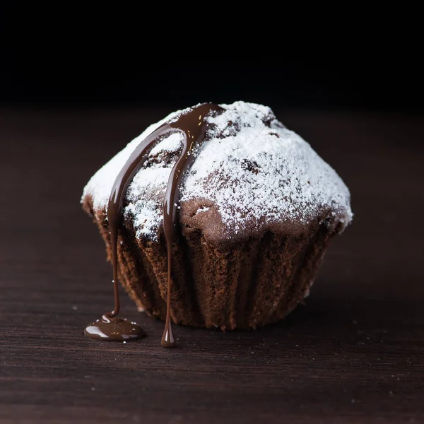 Γλυκό Κέικ Σοκολάτας Σκόνη Μαύρο Τραπέζι — Φωτογραφία Αρχείου