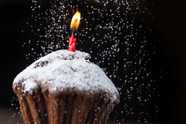 Desszert Csokoládé Torta Születésnapja Egy Piros Gyertya Légy Por Fekete — Stock Fotó