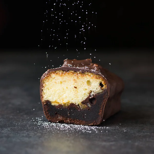 Gâteau Sucré Chocolat Avec Poudre Mouche Sur Fond Sombre — Photo