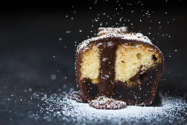 Süßer Schokoladenkuchen Mit Pulver Auf Schwarzem Tisch — Stockfoto