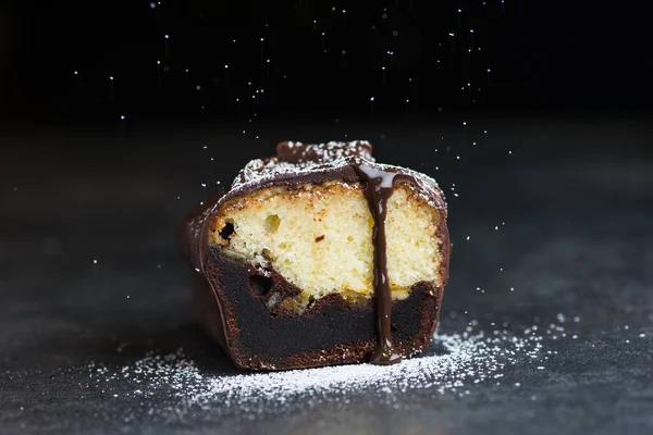 Süßer Schokoladenkuchen Mit Pulver Auf Schwarzem Tisch — Stockfoto