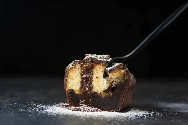 Süße Schokoladenkuchen Mit Schwarzem Dessertlöffel Auf Einem Steintisch — Stockfoto